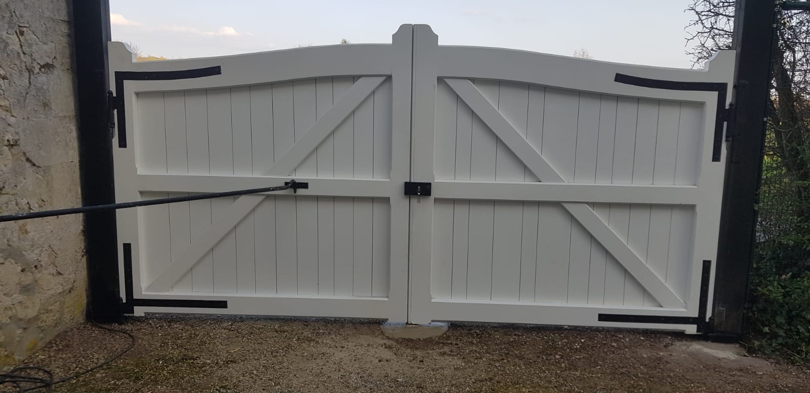 Grand portail blanc, battantes et occulantes