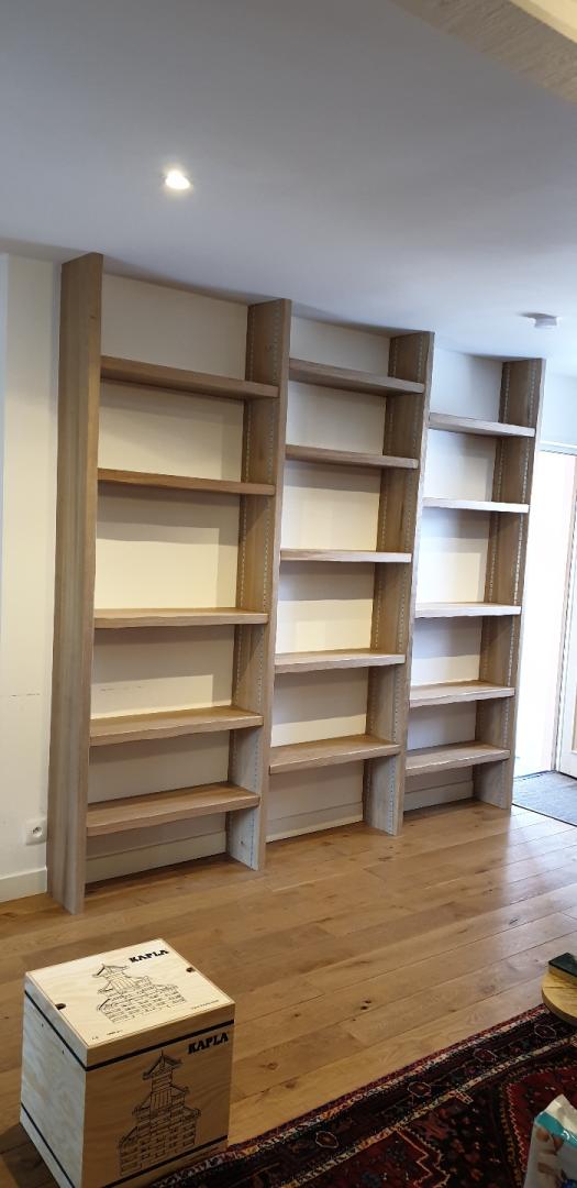 Bibliothèque en bois avec des espaces décalés