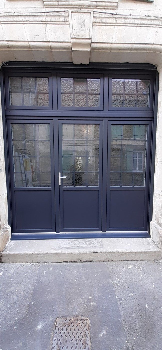 Grande porte vitrée violette