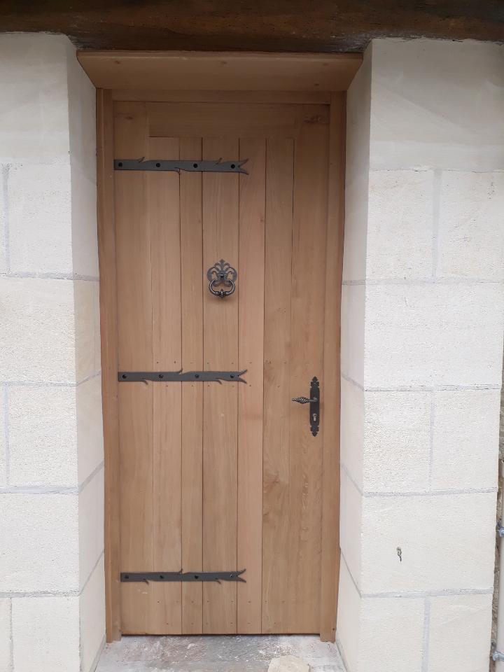 Porte en bois avec un loquet manuel