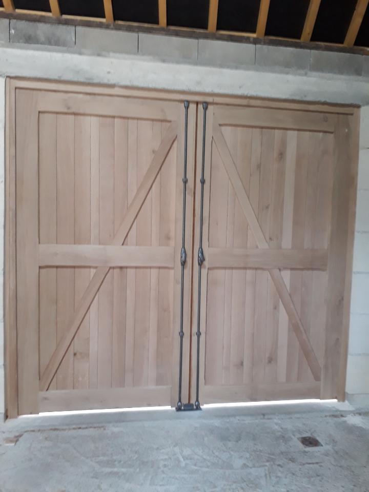 Porte de garage en bois clair vue de l'intérieur