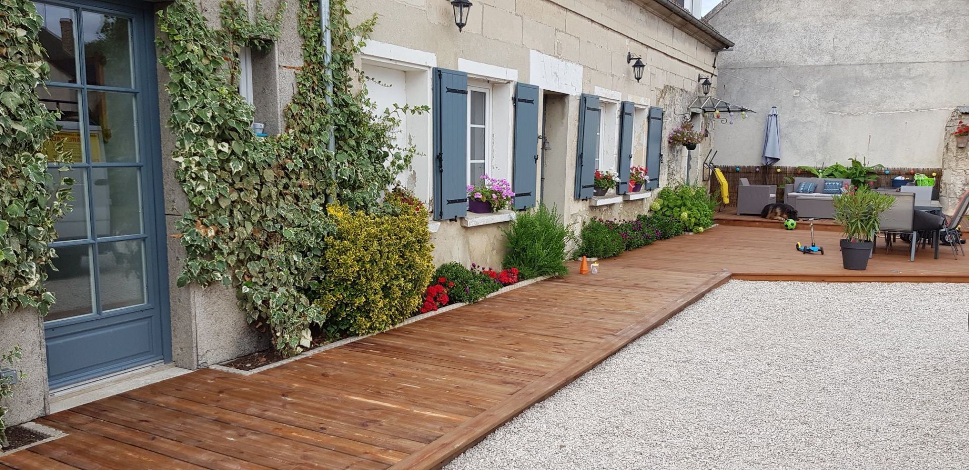 Petite terrasse en bois le long de la maison