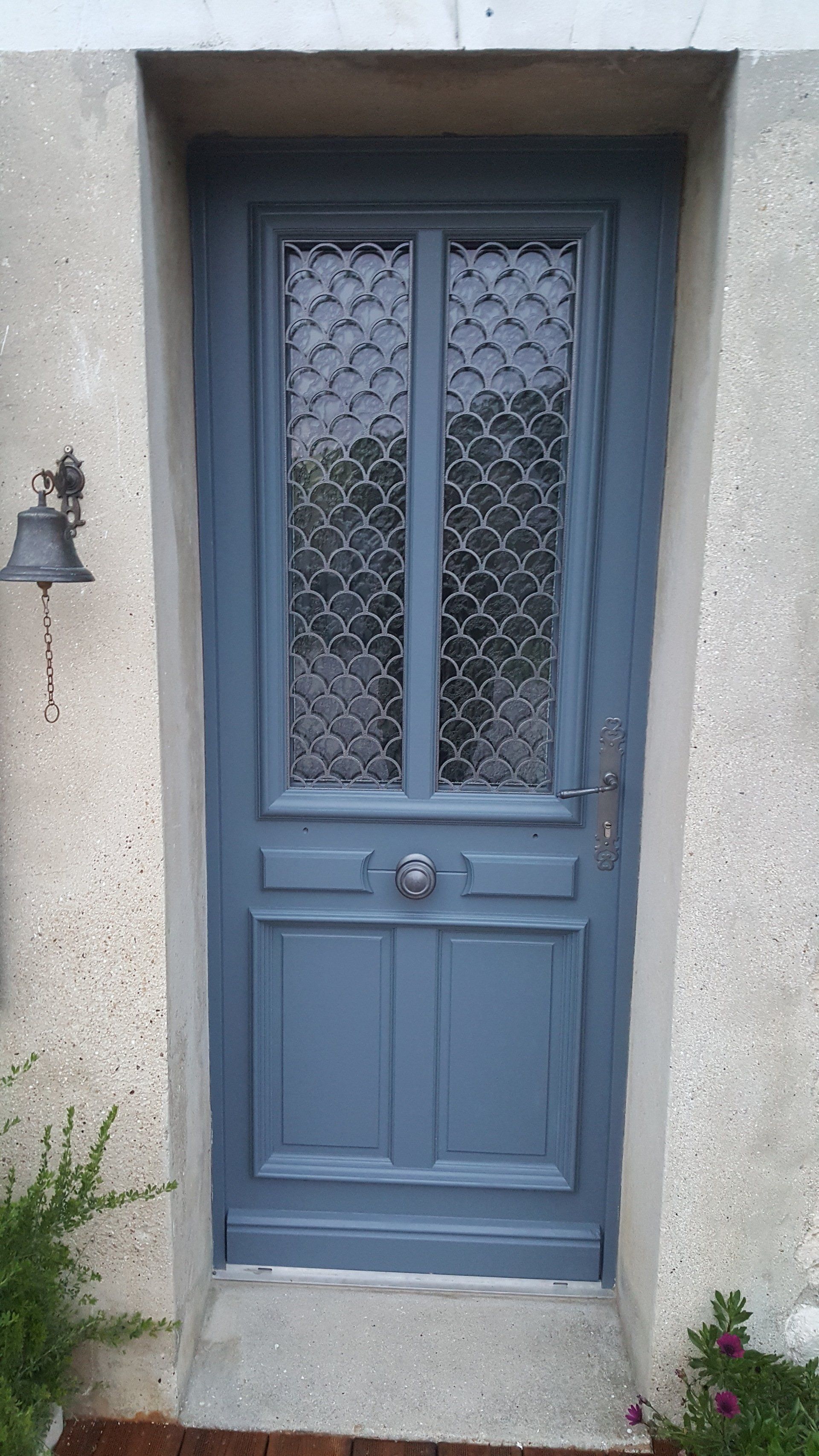 Porte d'entrée vitrée bleue