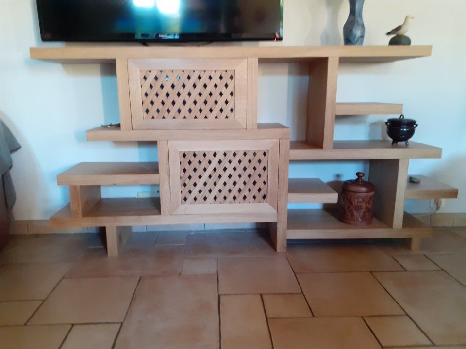 Meuble de télévision en bois avec plusieurs compartiments