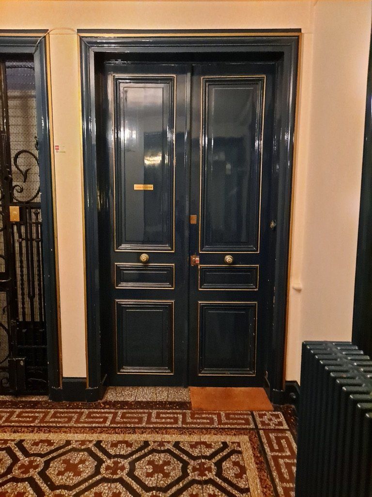 Porte d'entrée du cabinet