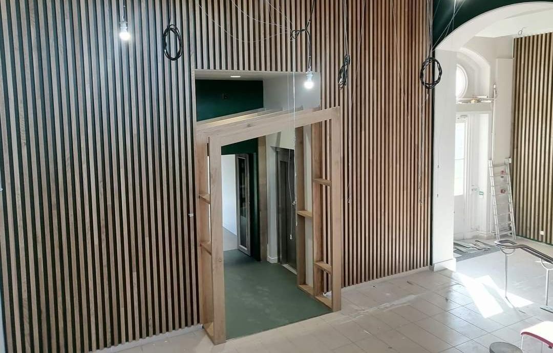 Murs en tasseaux de bois