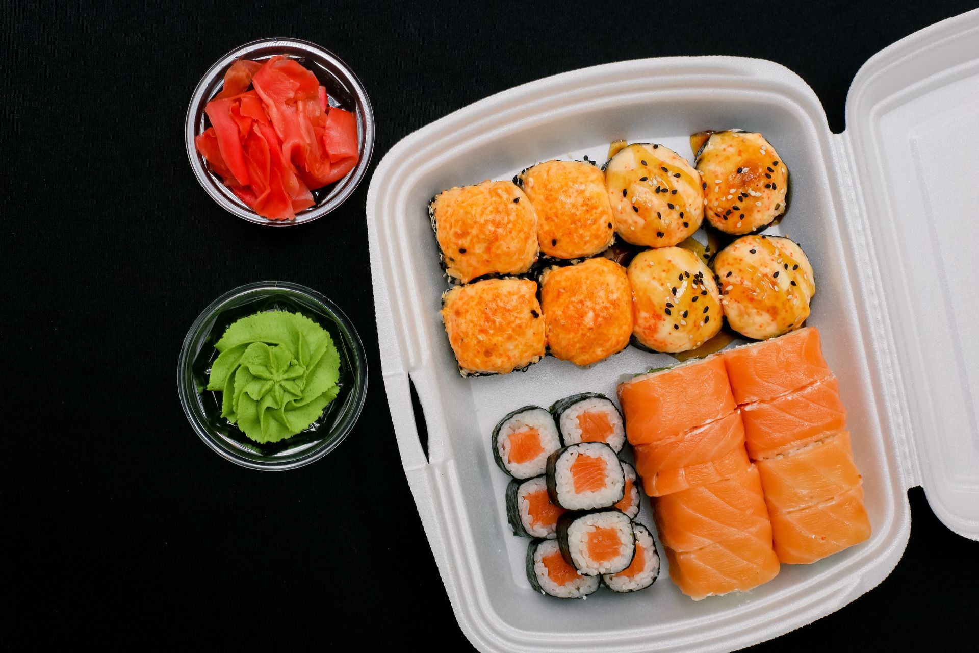 Une barquette de makis et sushis pour dégustation à emporter