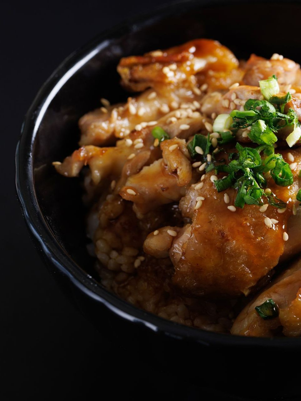Un bol de poulet croustillant avec du riz