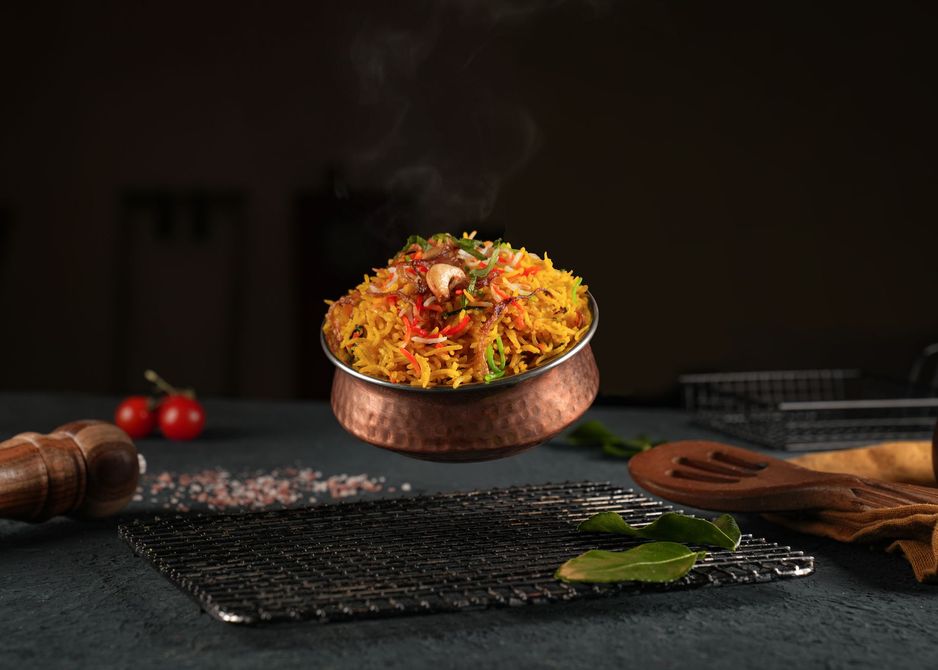 Un plat indien, le biryani, dans un bol en cuivre