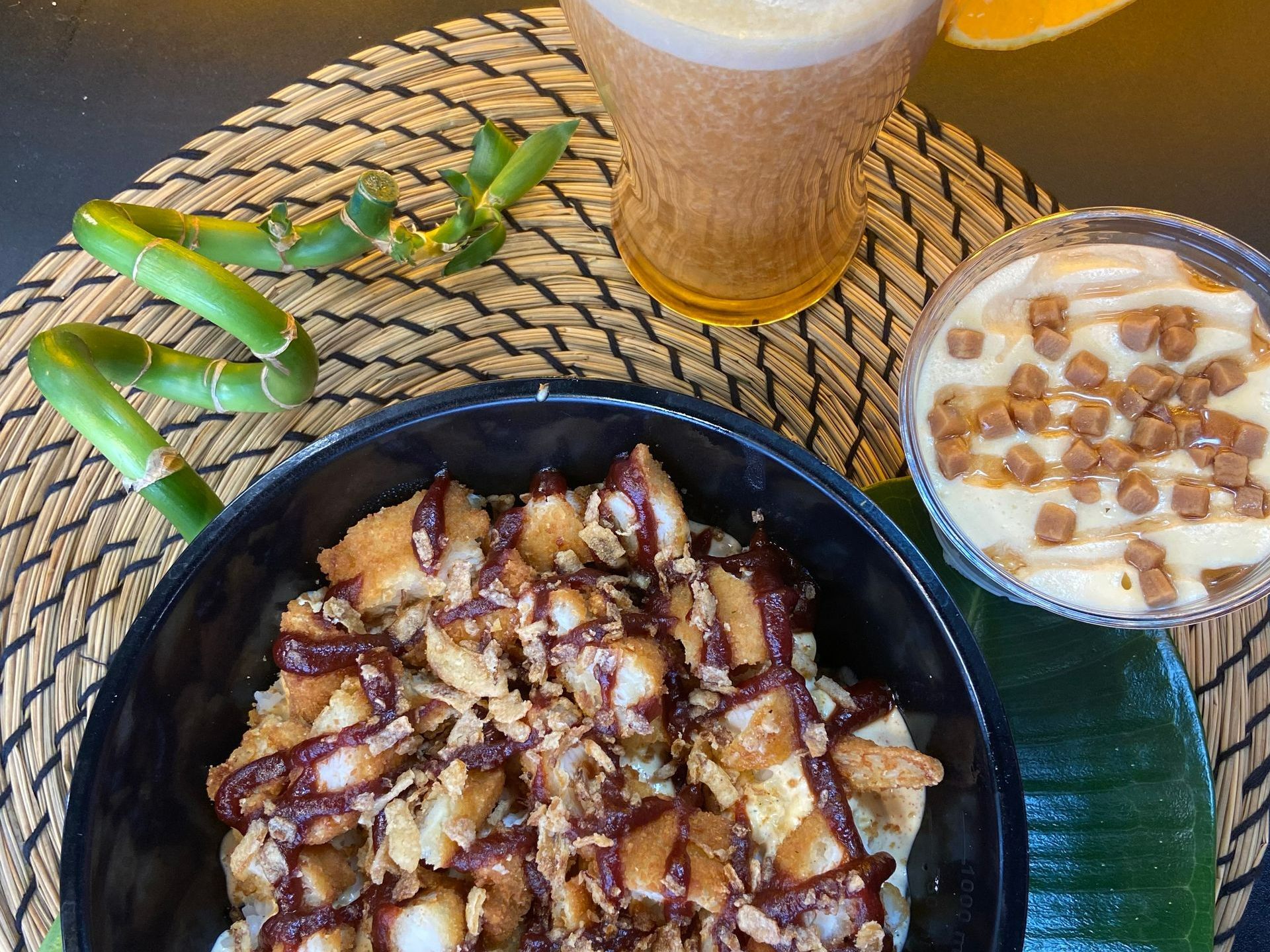 Un bol de riz et poulet croustillant avec un soda et un dessert
