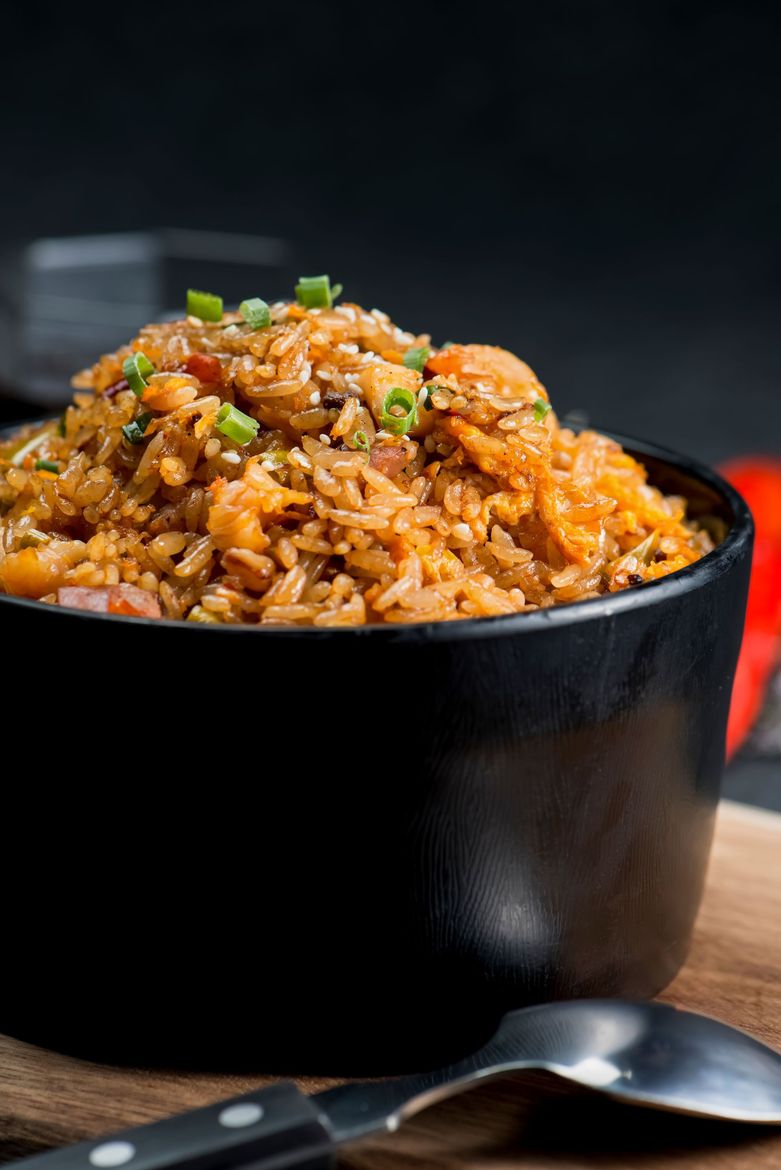 Un bol de riz et poulet frit