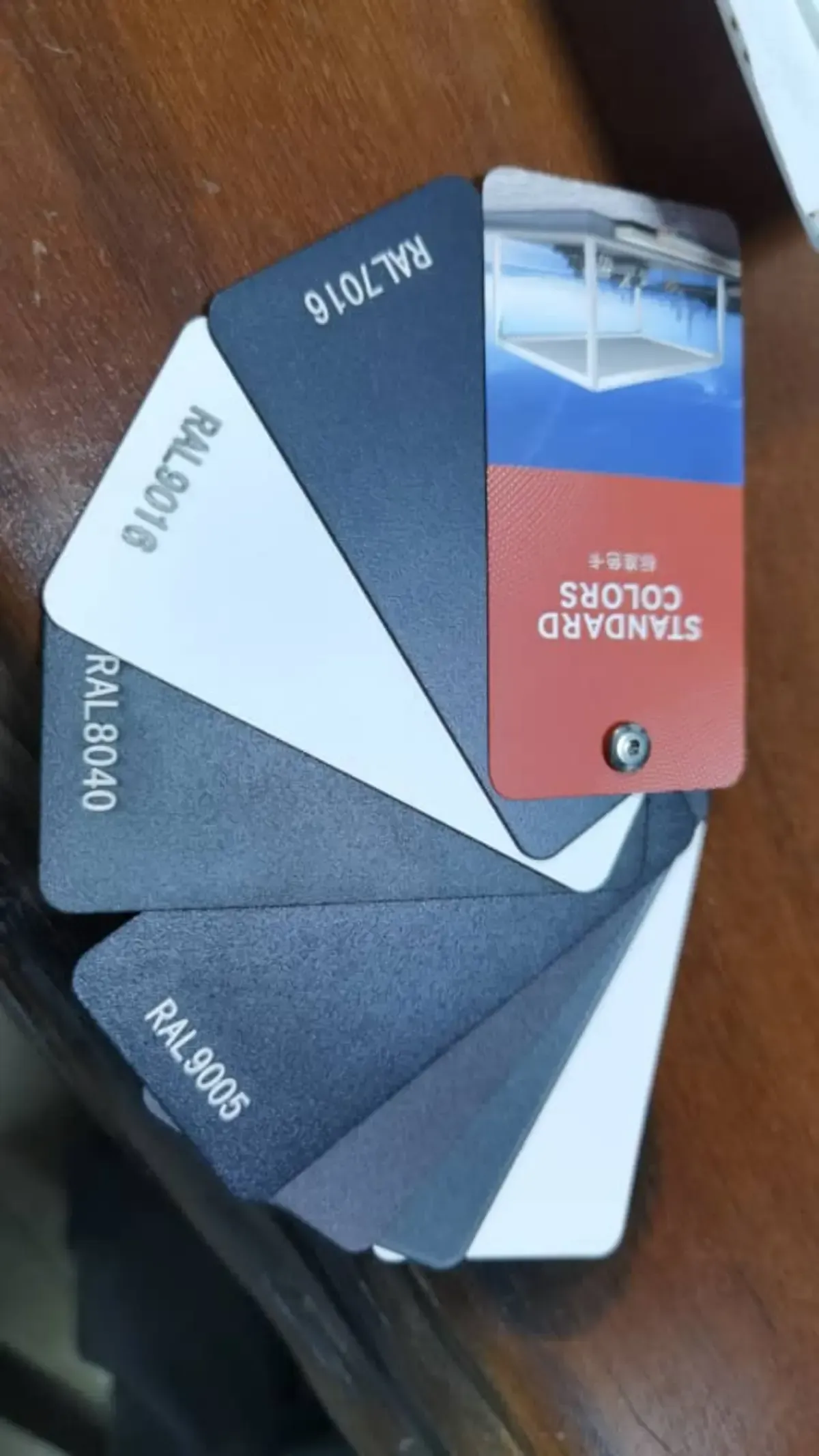 Ein Stapel Karten mit der Aufschrift „Standardfarben“