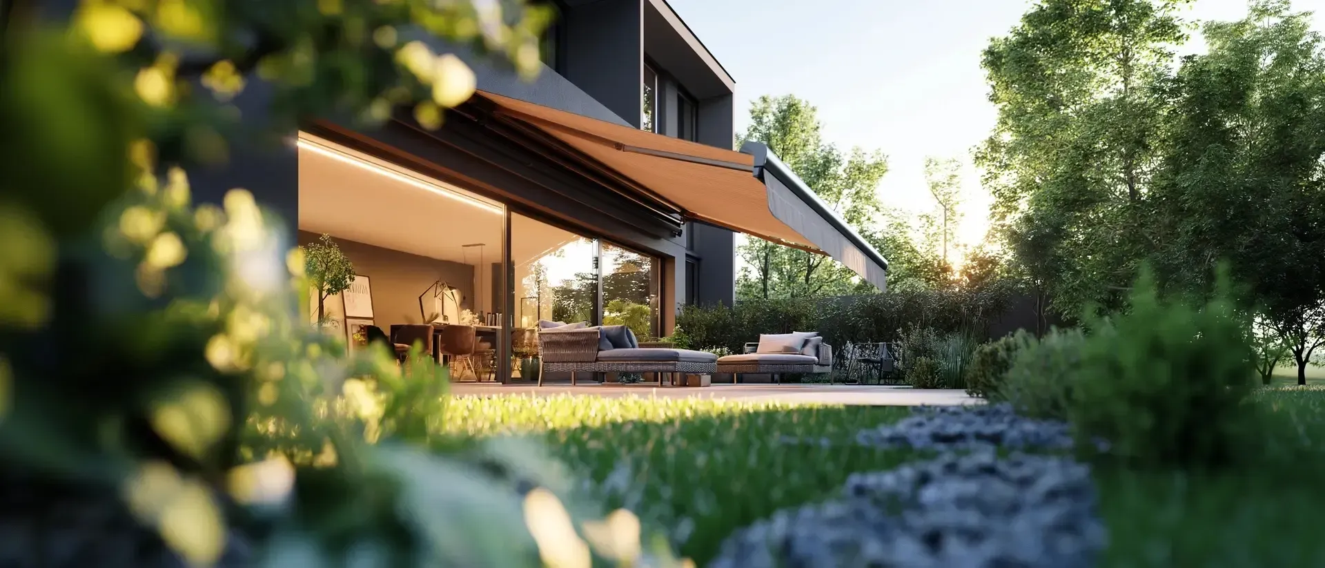 Ein Haus mit einer großen Glasschiebetür und einer überdachten Terrasse.