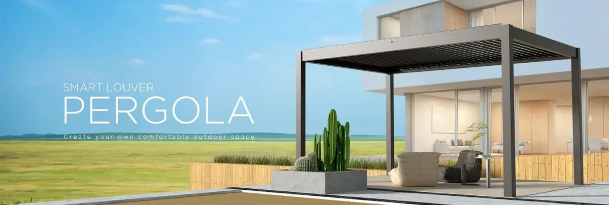 Eine Pergola steht auf einer Terrasse neben einem Haus.