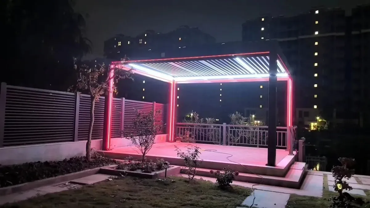 In einem Hinterhof ist nachts ein Pavillon beleuchtet.