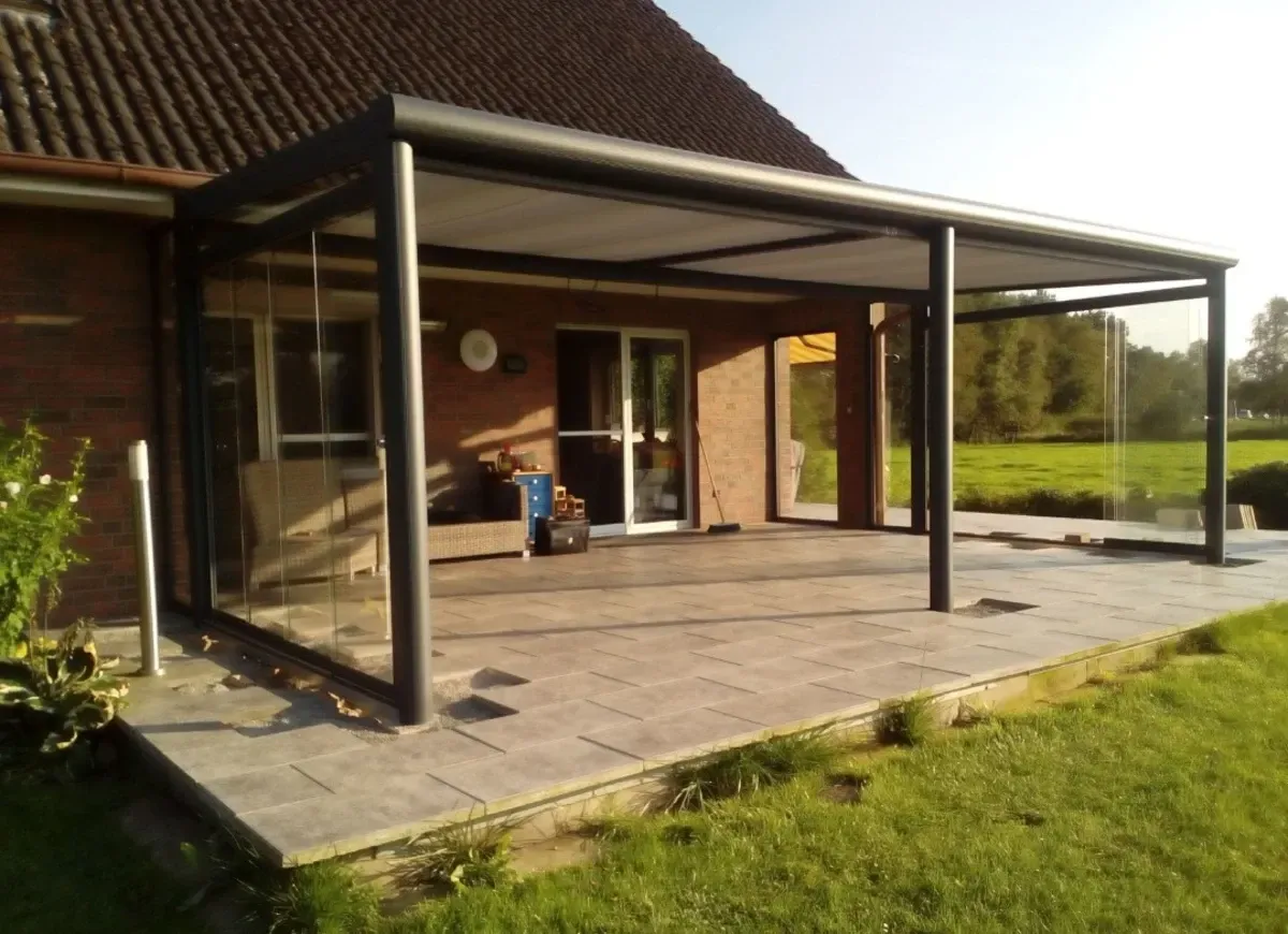 Ein Haus mit einer überdachten Terrasse davor