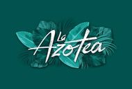 Logotipo de La Azotea en letras blancas sobre hojas tropicales de color verde azulado sobre un fondo verde azulado oscuro.