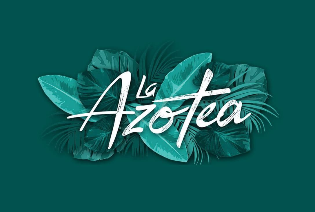 Logotipo de La Azotea en letras blancas sobre hojas tropicales de color verde azulado sobre un fondo verde azulado oscuro.