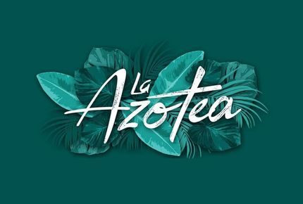 Logotipo de La Azotea en letras blancas sobre hojas tropicales de color verde azulado sobre un fondo verde azulado oscuro.