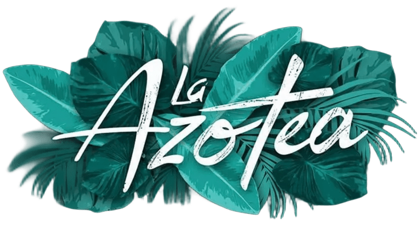 Logotipo de "La Azotea" en letras blancas sobre hojas tropicales color verde azulado.