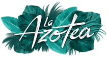 Logotipo de "La Azotea" en letras blancas sobre hojas tropicales color verde azulado.