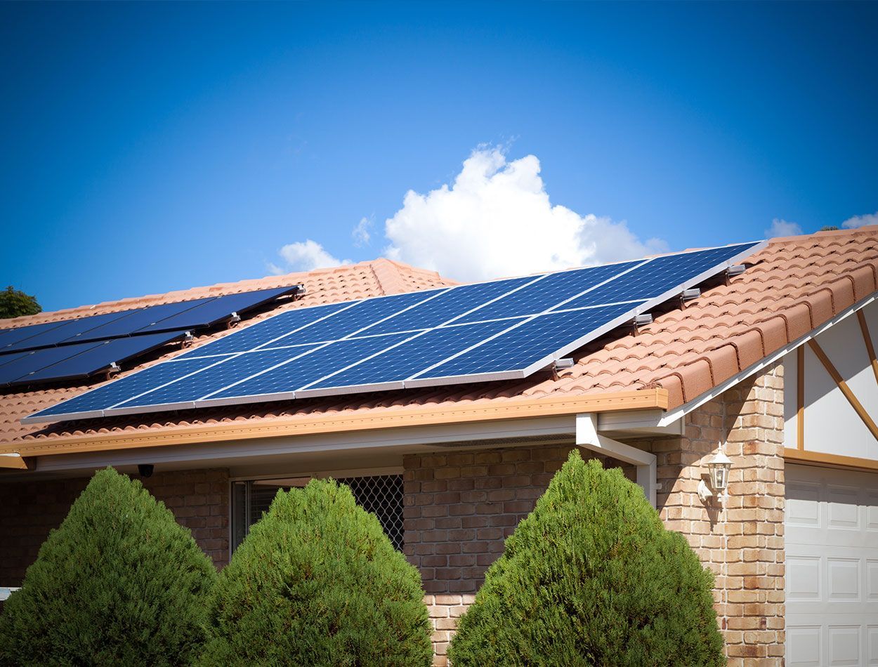 Panneaux photovoltaïques sur le toit d'une maison