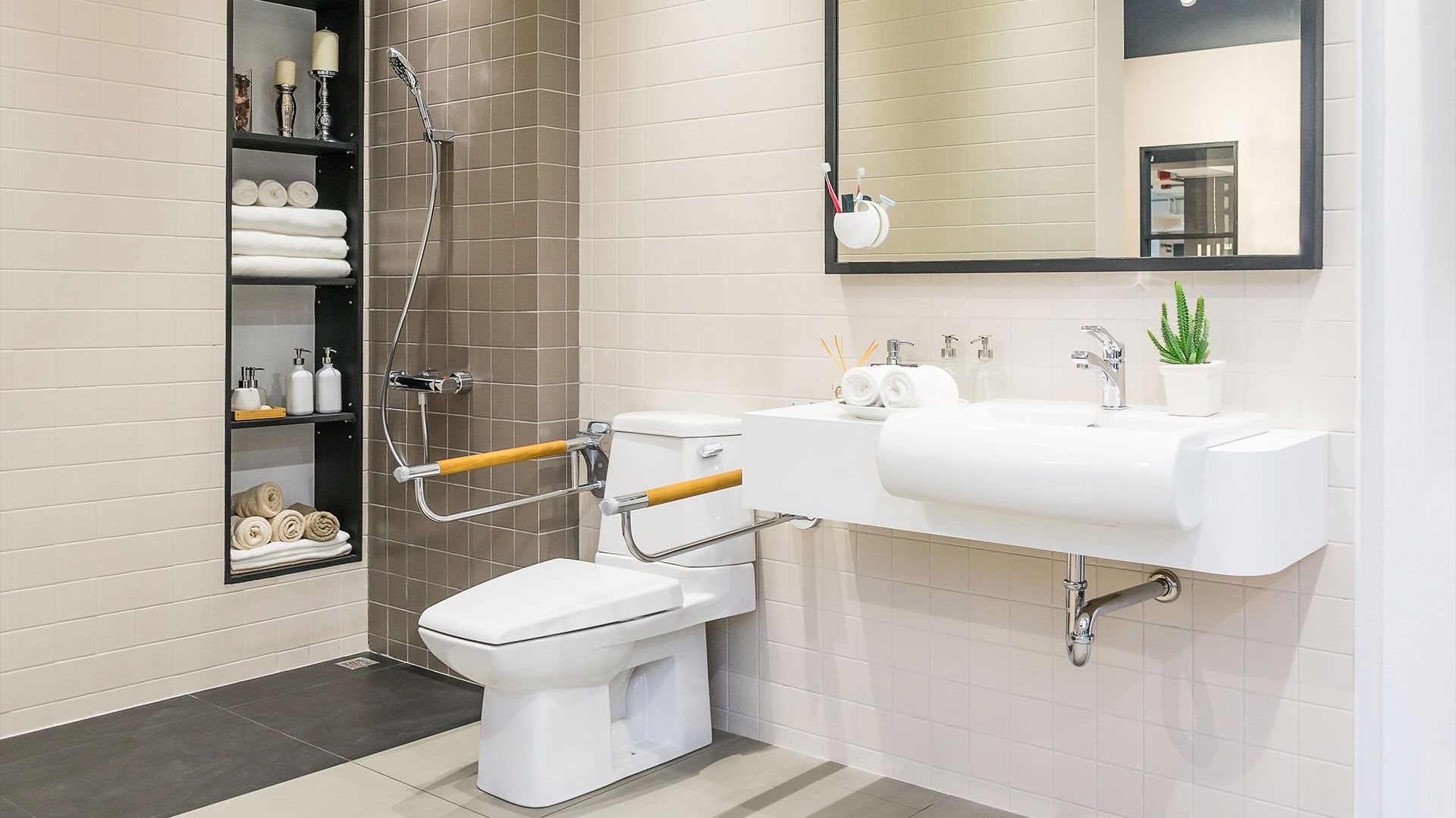 Salle de bains aménagée pour une personne à mobilité réduite 