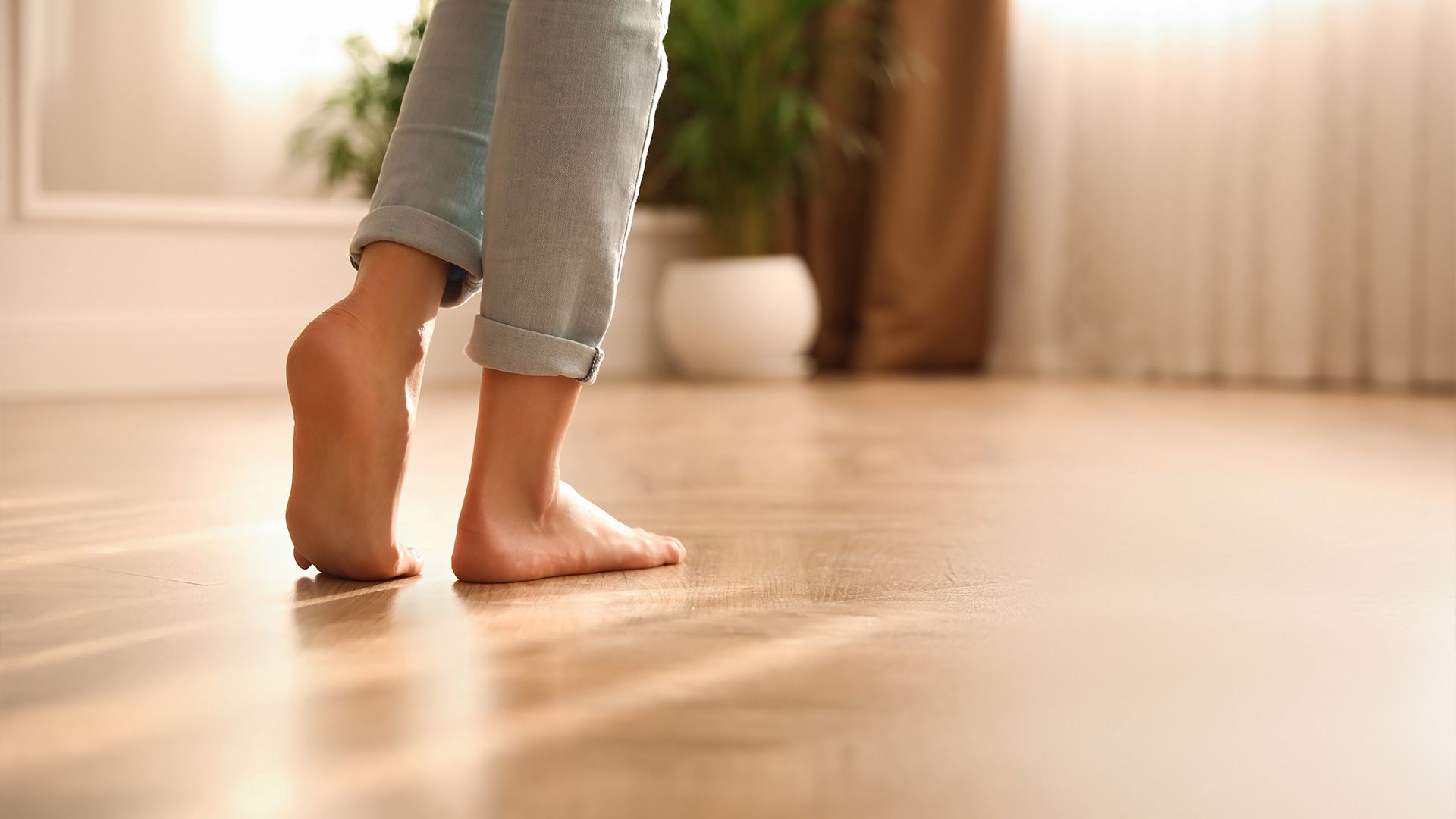 Femme marchant pieds nus sur un plancher 