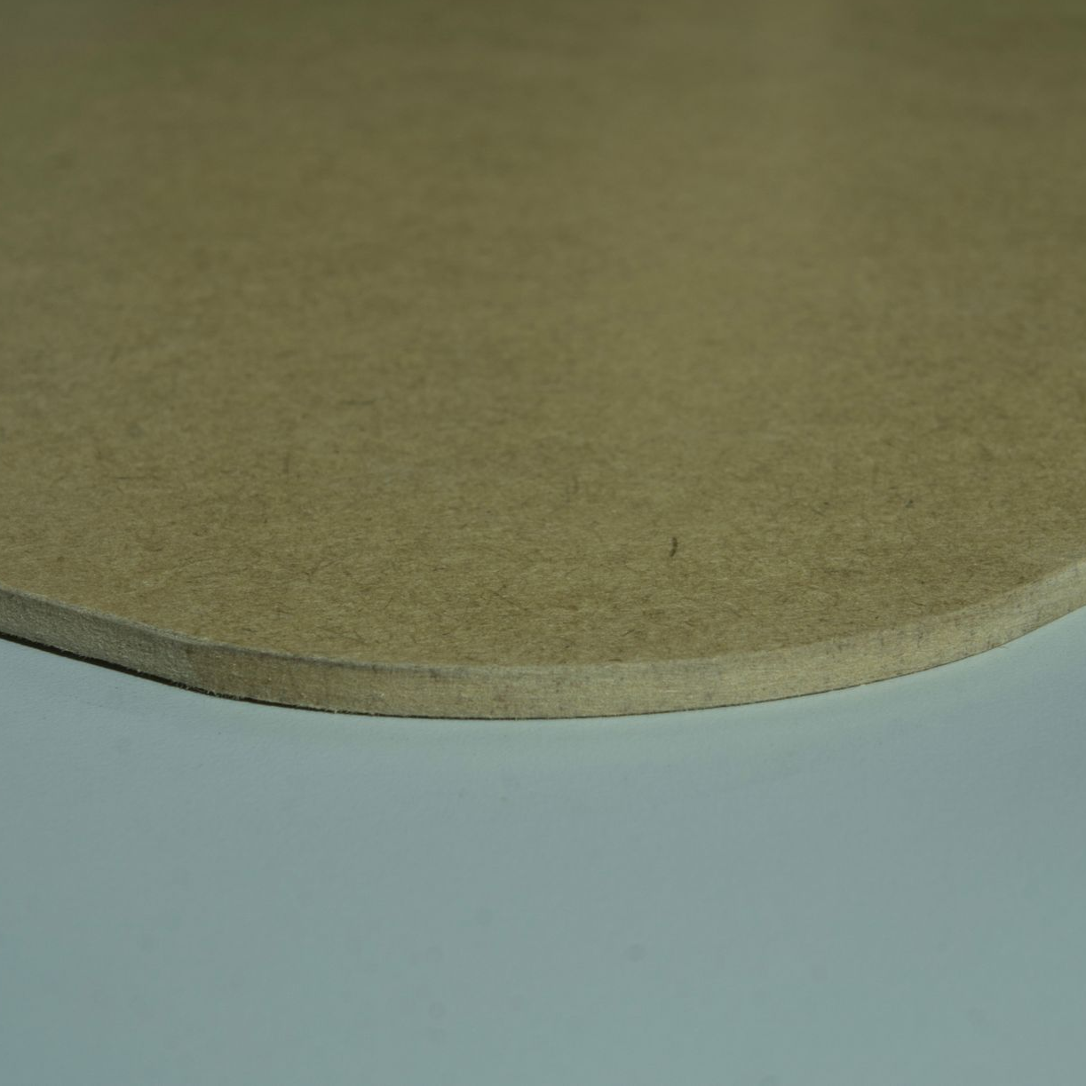 Beige, abgerundete Hartfaser