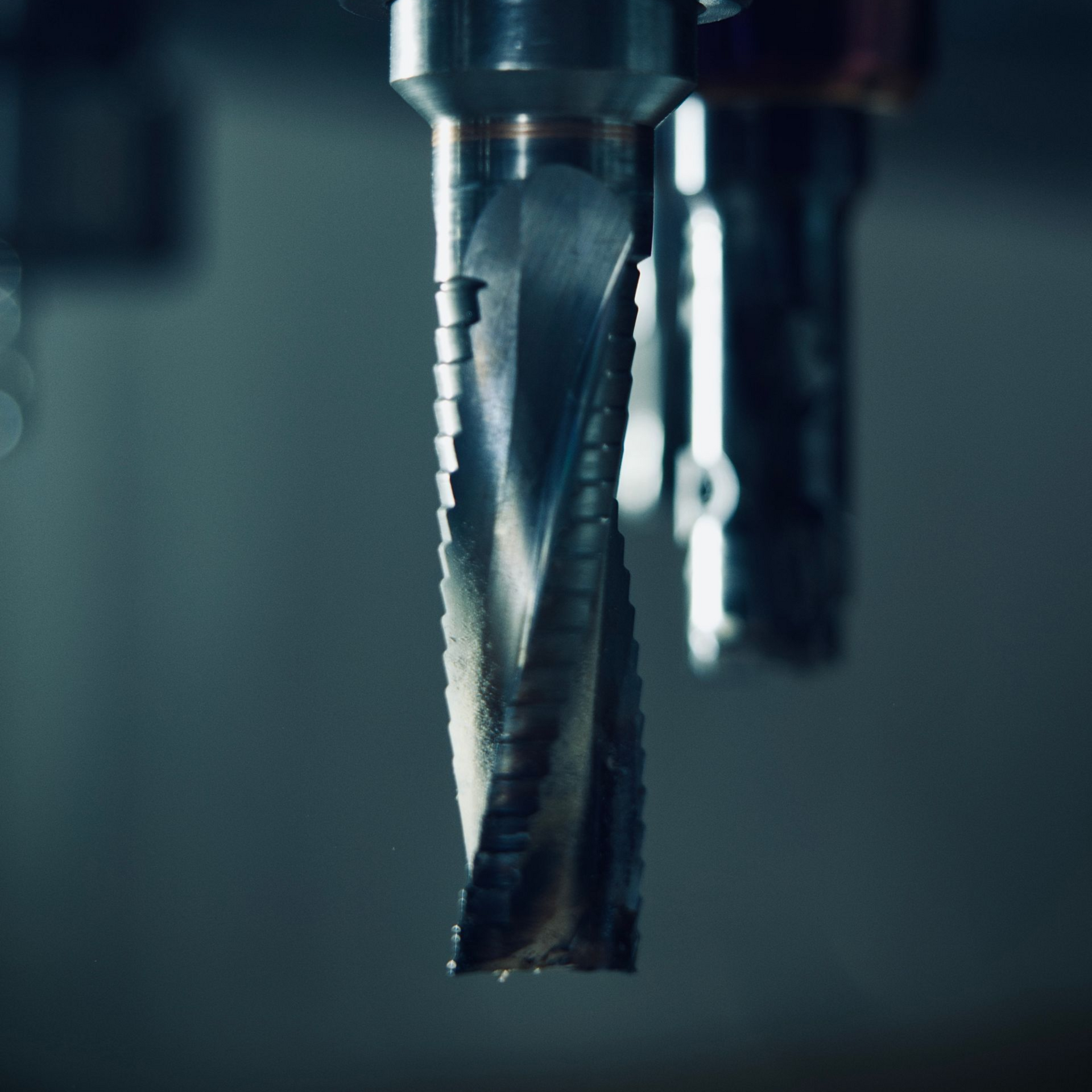 Nahaufnahme eines Metall-Schaftfräsers, Teil einer CNC-Maschine