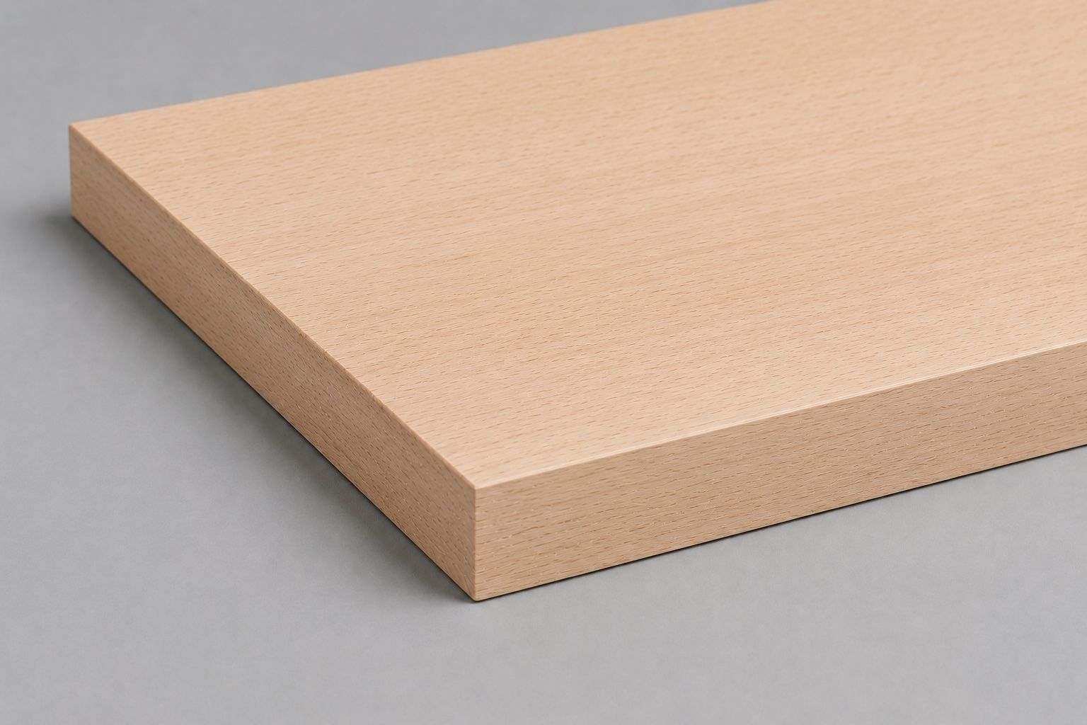 Beige rechteckige Schaumstoffplatte auf grauem Hintergrund