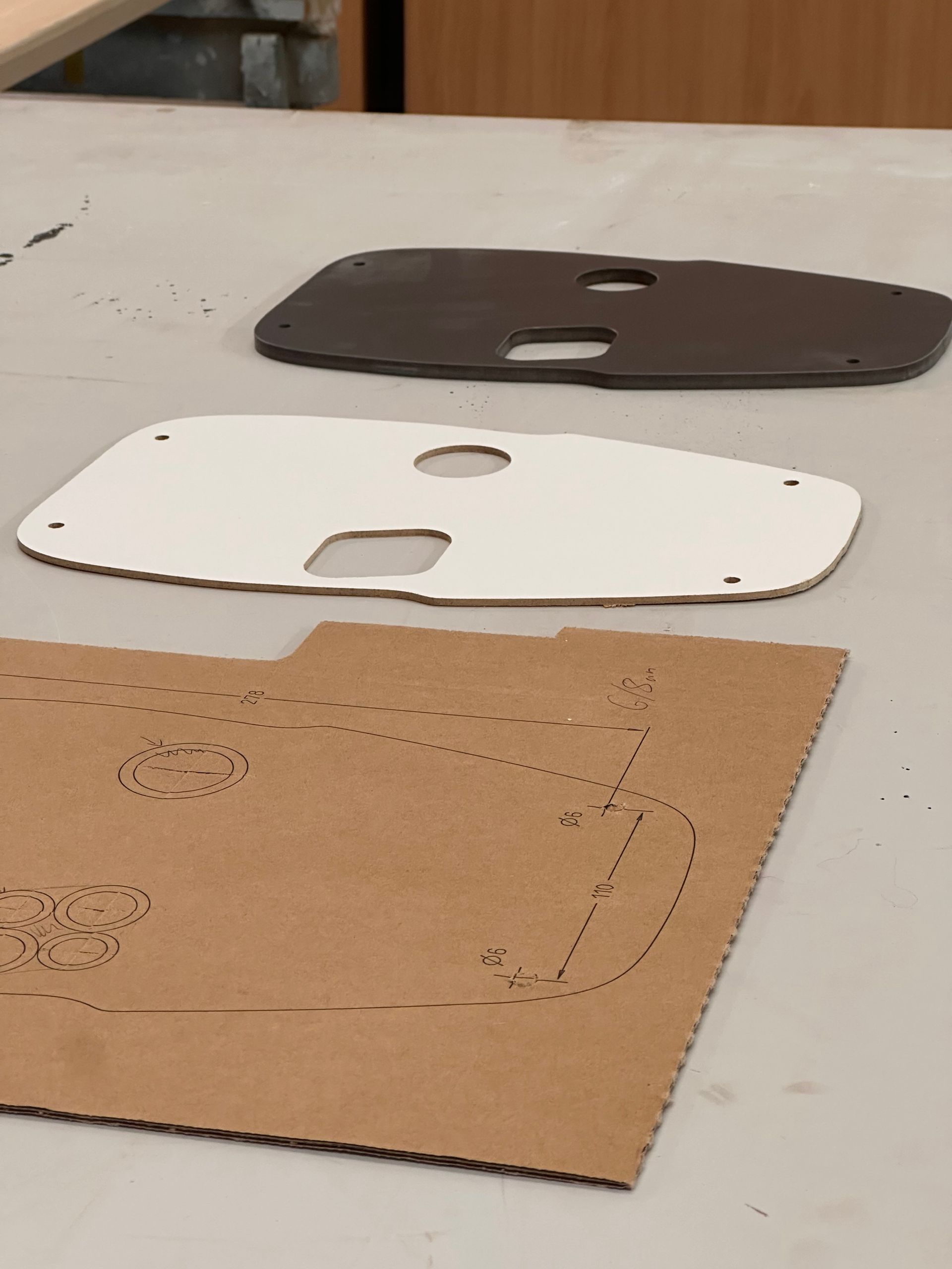 CNC Montageplatte für Wallbox aus Pappschablone gefertigt | Schnittex