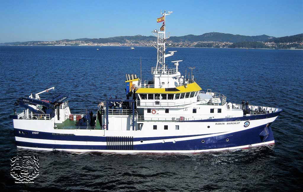 Un gran barco está flotando sobre un cuerpo de agua.