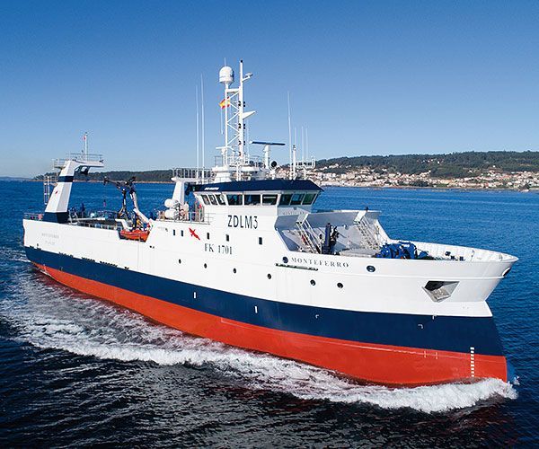 Un gran barco está flotando sobre un cuerpo de agua.