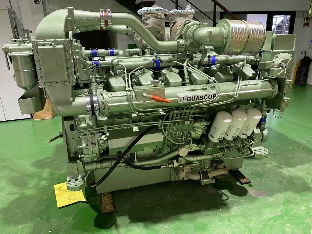 Un gran motor está sentado encima de un suelo verde.