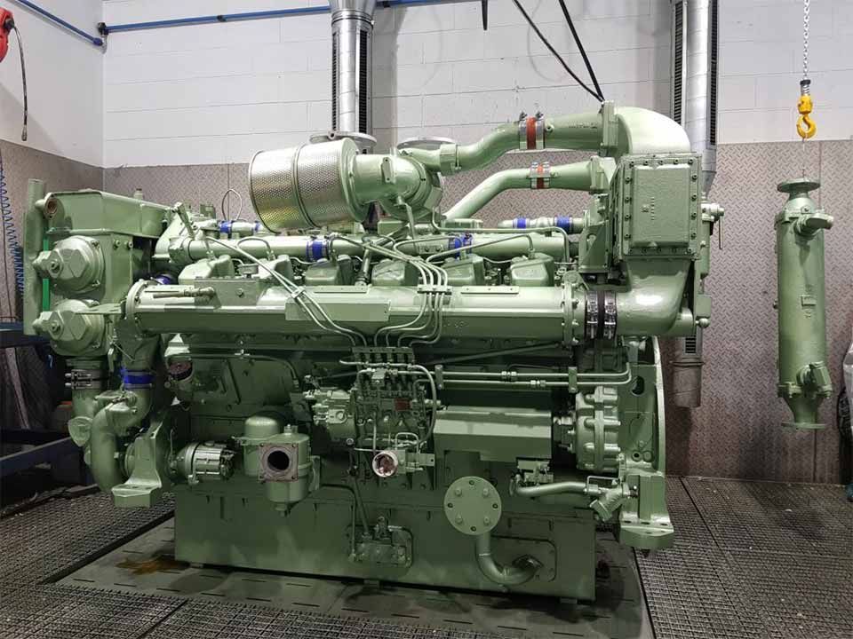 Un gran motor verde está estacionado en una habitación.