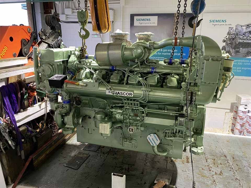 Un gran motor verde está sobre una mesa en una habitación.