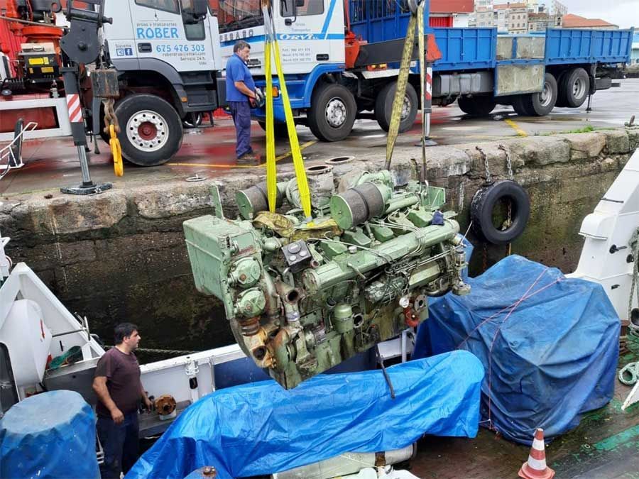 Un hombre está parado al lado de un camión que dice Rocar.