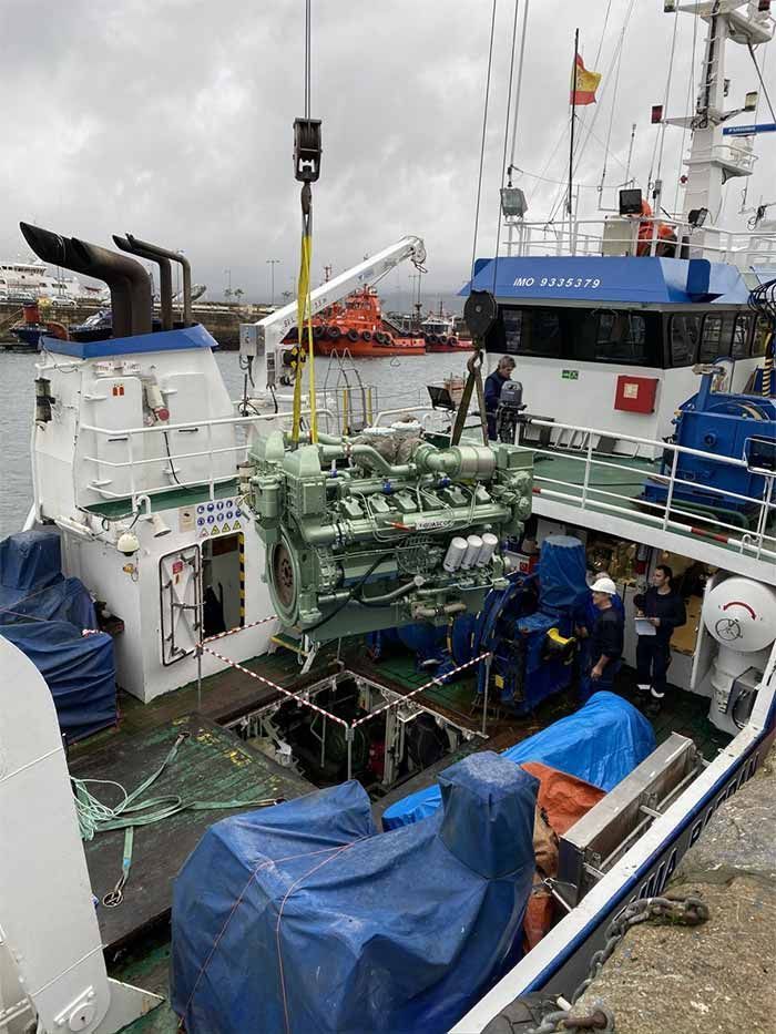 Se está cargando un gran barco con un gran motor.