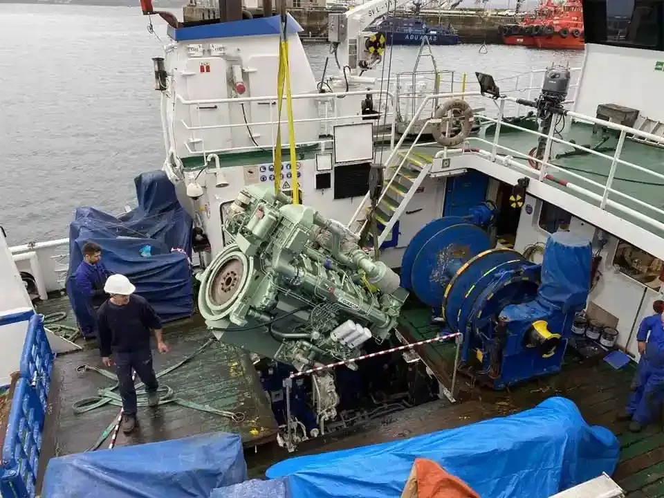 Un motor de gran tamaño se levanta de la cubierta de un barco.