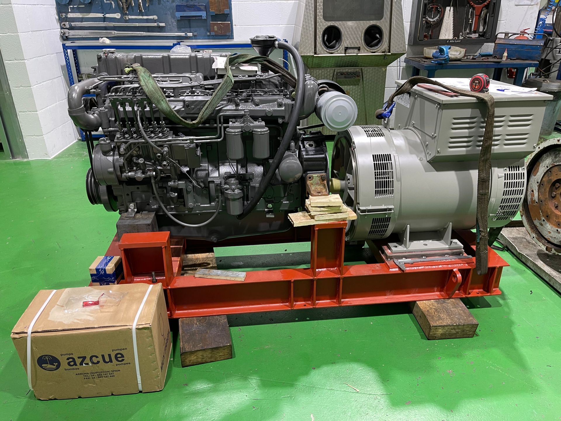 Un motor grande está colocado encima de una paleta en una habitación.