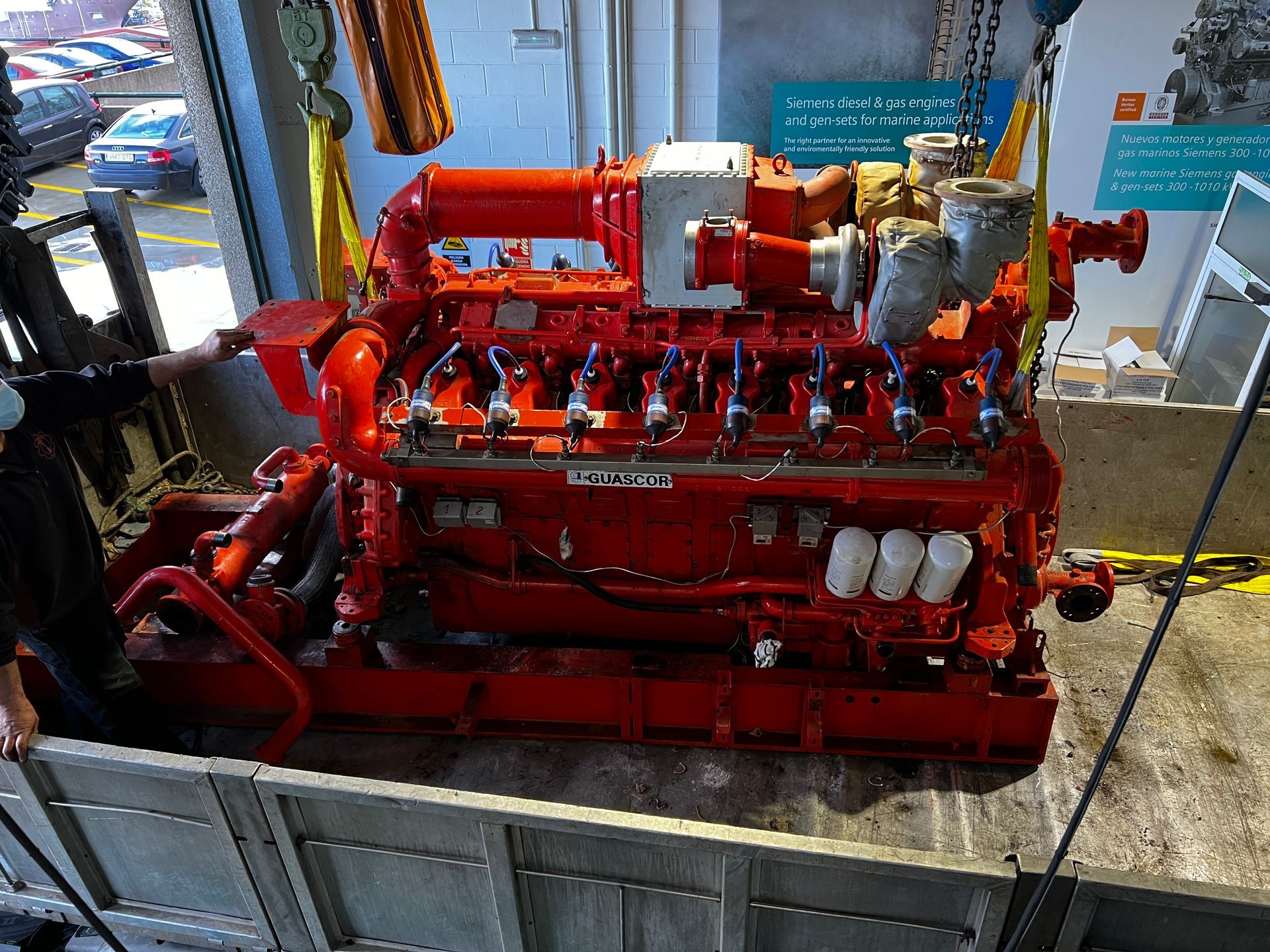 Un gran motor rojo está sentado encima de una caja de madera.