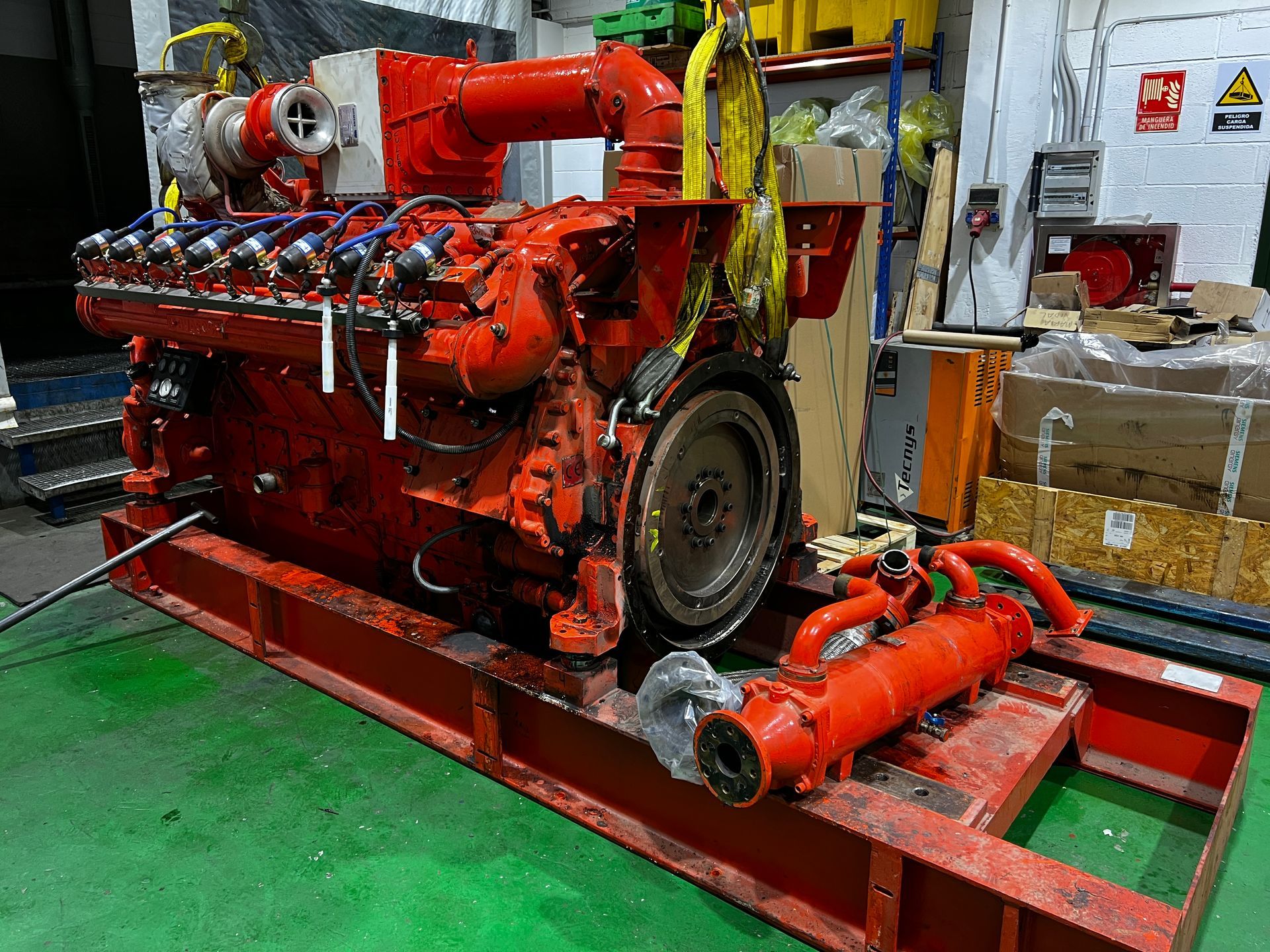 Un motor rojo está sentado encima de una mesa verde en una habitación.