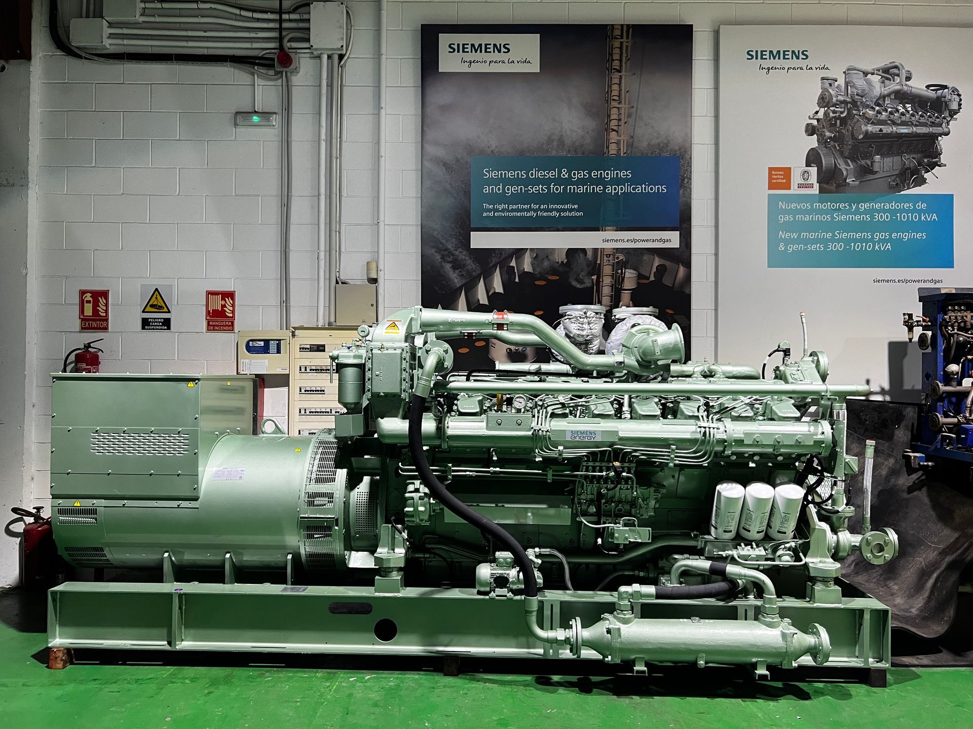Un motor grande está en una habitación con un cartel que dice Siemens.