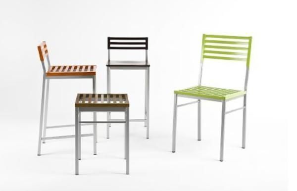 Cuatro sillas modernas de metal en blanco, marrón, negro y verde lima sobre un fondo blanco