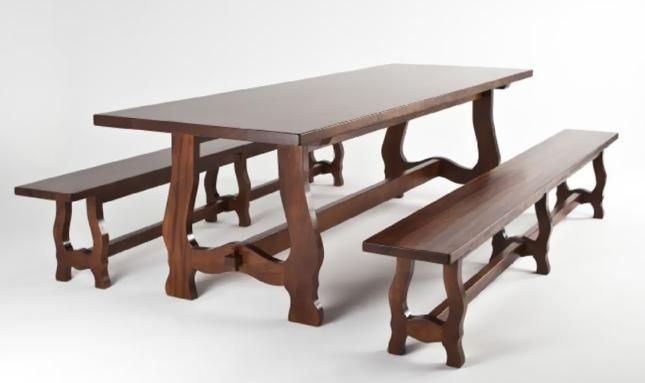 Mesa de pícnic rústica de madera con dos bancos largos, aislada sobre un fondo blanco