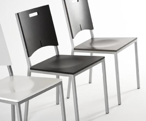 Tres sillas modernas en negro, gris y blanco sobre un fondo blanco