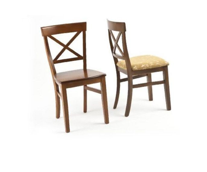Dos sillas de comedor de madera, una con un cojín beige, sobre un fondo blanco