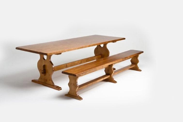 Mesa de comedor de madera con banco a juego sobre fondo blanco
