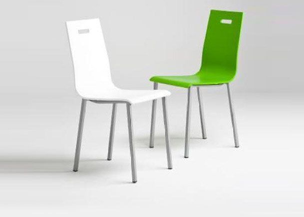 Dos sillas modernas, una blanca y otra verde, sobre un fondo liso y claro